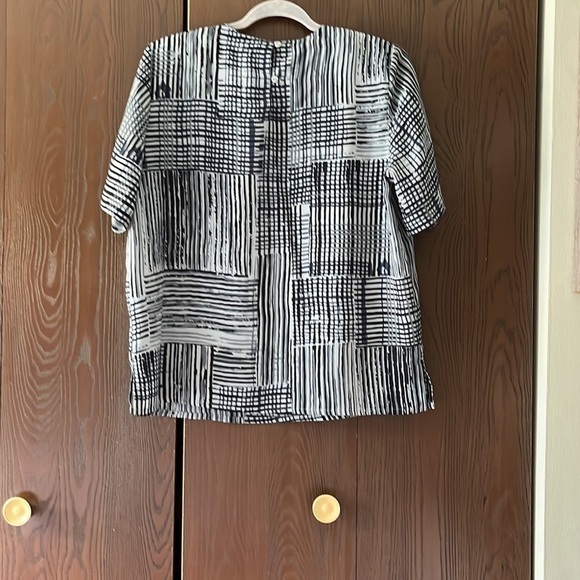 Kathy Che short sleeved 100% polyester so it feels silky blouse. Size Medium - Picture 6 of 7